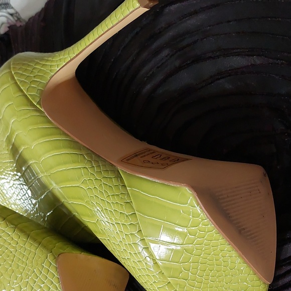 Some really cool..boots - Picture 4 of 9